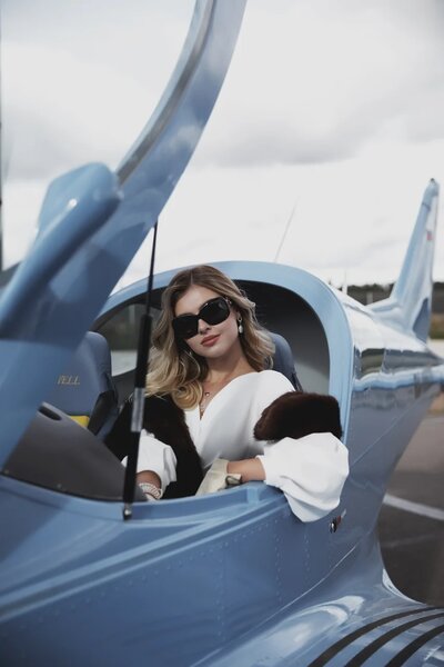 Девушка и самолет